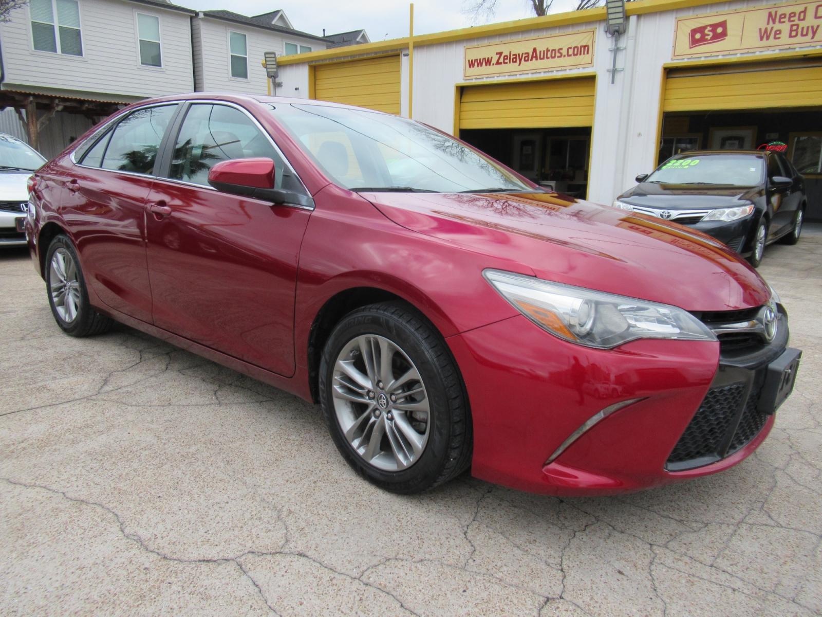 2016 Red /Gray Toyota Camry SE (4T1BF1FK0GU) with an 2.5L L4 DOHC 16V engine, Automatic transmission, located at 1511 North Shepherd Dr., Houston, TX, 77008, (281) 657-1221, 29.798361, -95.412560 - 2016 TOYOTA CAMRY SE VIN: 4T1BF1FK0GU603177 4 T 1 B F 1 F K 0 G U 6 0 3 1 7 7 SEDAN 4 DR 2.5L I4 F DOHC 16V GASOLINE FRONT WHEEL DRIVE - Photo #23